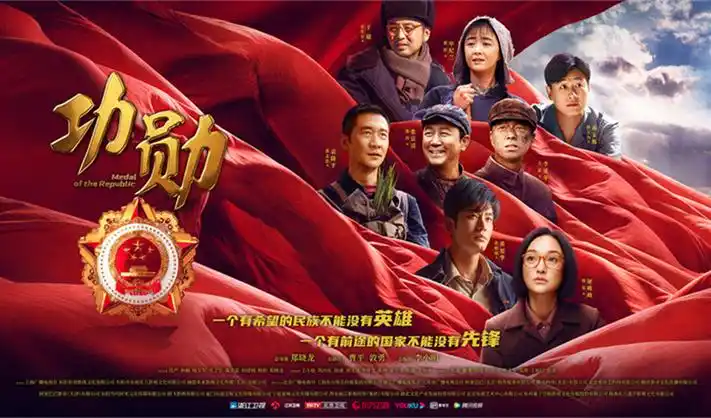 档案室横幅第二帧：宇航员头盔与轨道航线图
